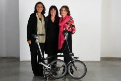 3 donne e una Brompton